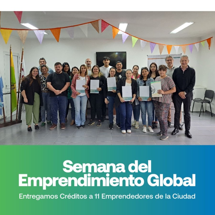 EN EL ACTO. Los emprendedores junto a las autoridades.