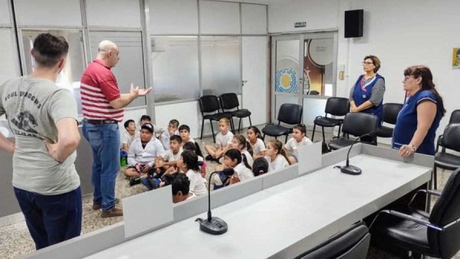 ESCOLARES. Siguen con interés las explicaciones que le ofrecen los ediles Santiago Dobler y Juan Astor.