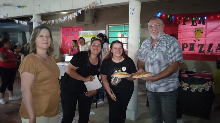 Oscar Martínez visitando uno de los stands.