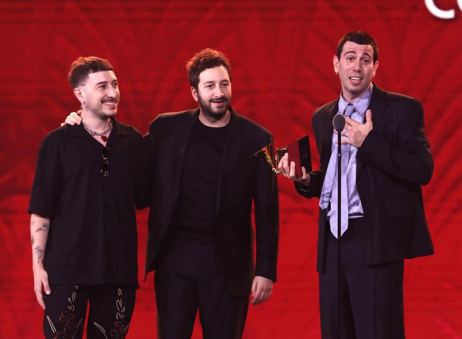 EN LOS GRAMMY. A la izquierda, Guille Salort junto al productor, Nico Cotton y Mateo Sujatovich, l&iacute;der de la banda.