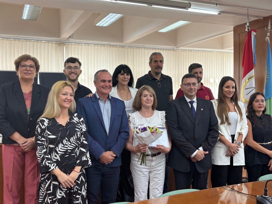 PREMIO A LA TRAYECTORIA. Elisita Armando junto a los concejales al recibir la distinci&oacute;n.
