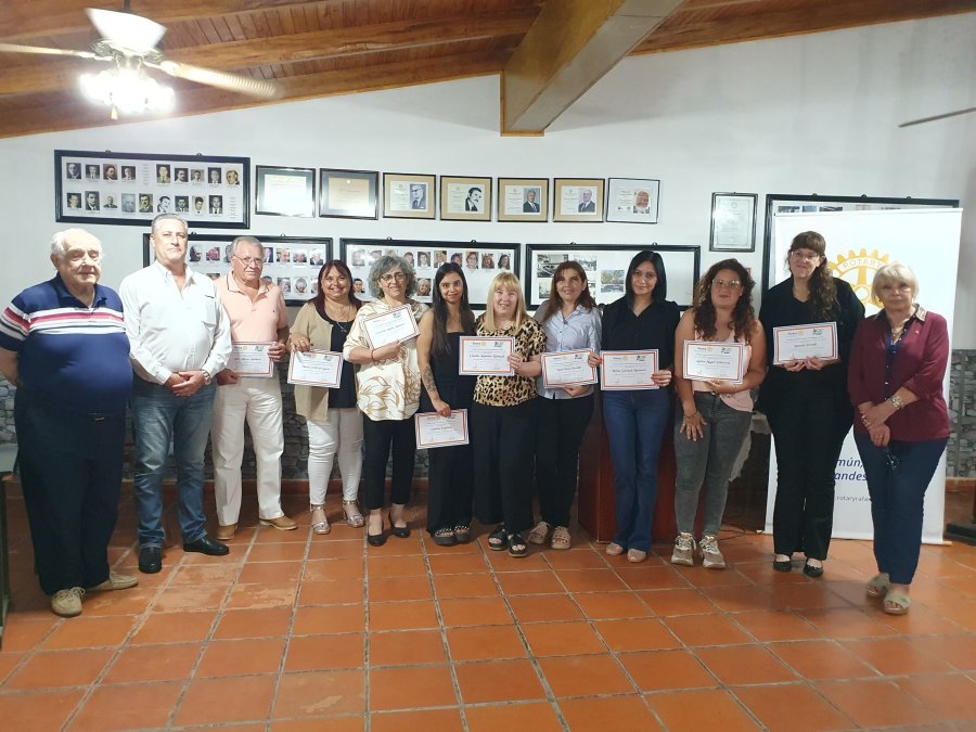 ACTO. Autoridades del CEC y del Rotary junto a los participantes del Taller.