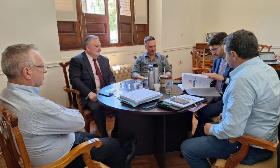 Marcelo Mántaras, Felipe Michlig, Lisandro Enrico, Maximiliano Pullaro y Marcelo González durante el encuentro.