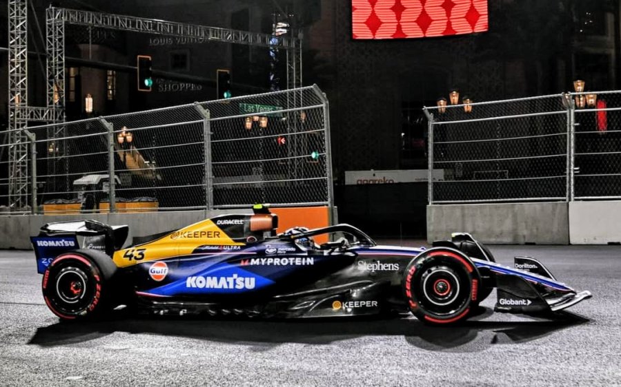 Franco Colapinto girando con el Williams en el callejero de Las Vegas.