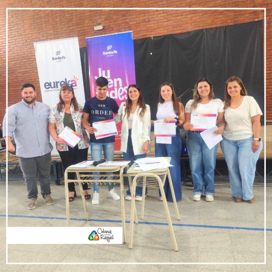 El grupo raquelino durante el reciente acto.