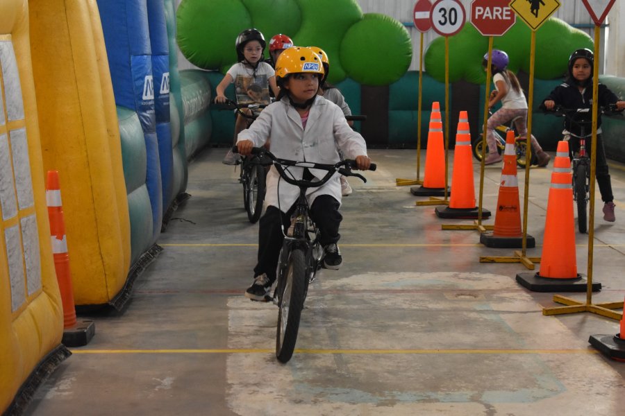los niños circulando por el Circuito lúdico interactivo.