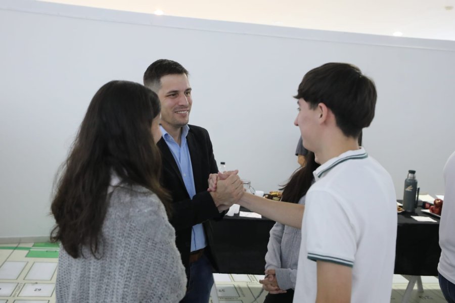 El intendente Viotti saluda a estudiantes abanderados que participaron de la actividad.