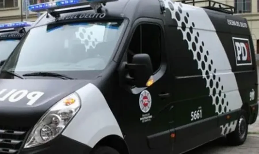 Efectivos de la PDI realizan allanamientos en el marco de una investigación por fraude al Banco Macro.