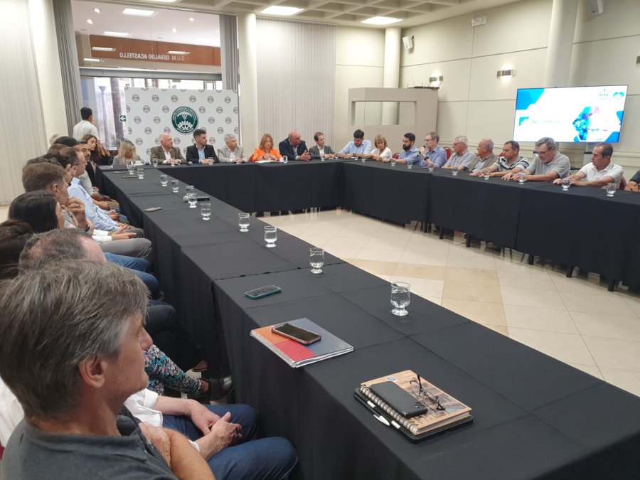 Una importante cantidad de industriales de Rafaela y la regi&oacute;n participaron del encuentro en el CCIRR. (FOTO DIEGO CAMUSSO)