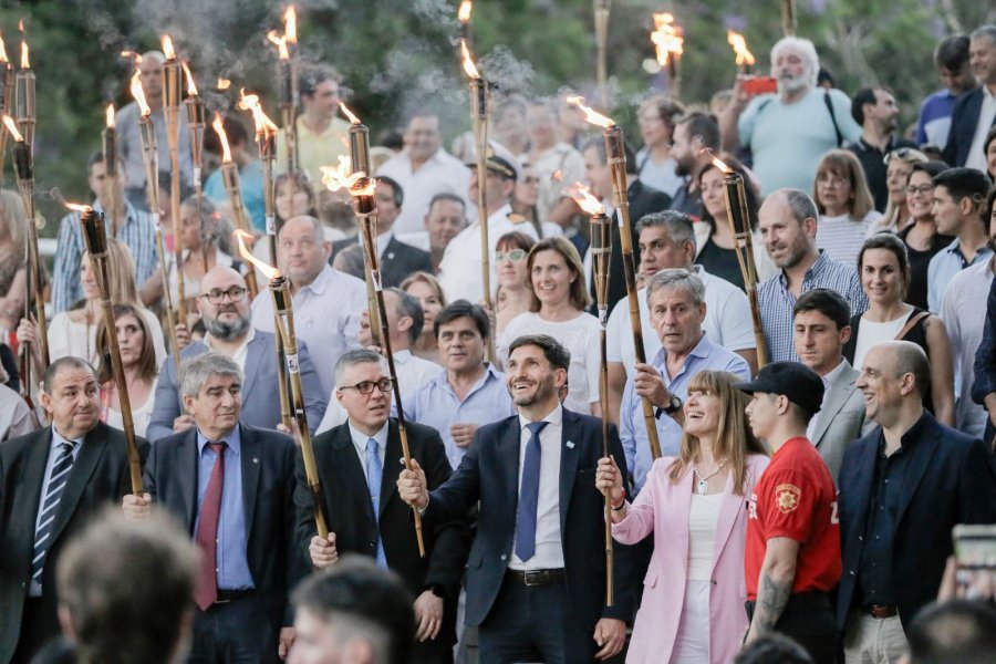Pullaro junto a funcionarios de su gabinete en la marcha de las antorchas.