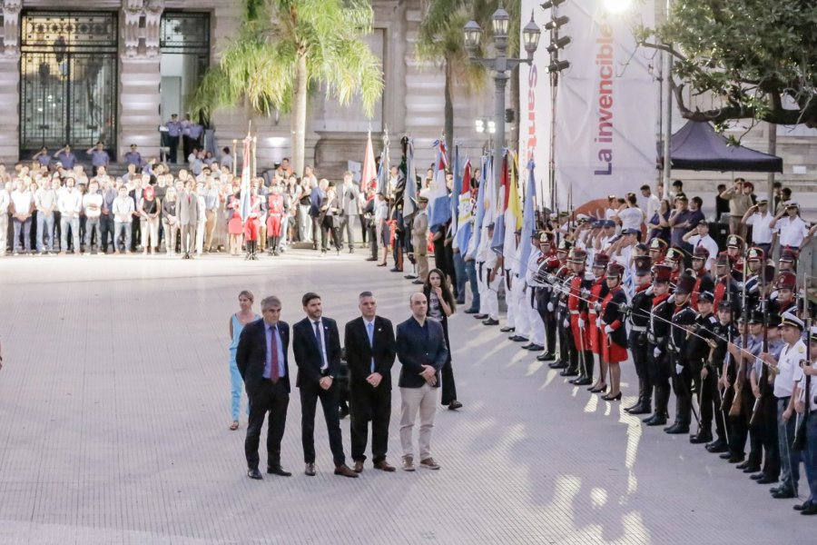 El gobernador Pullaro durante las actividades en homenaje al Brigadier L&oacute;pez en la ciudad de Santa Fe. (FOTO SCS)