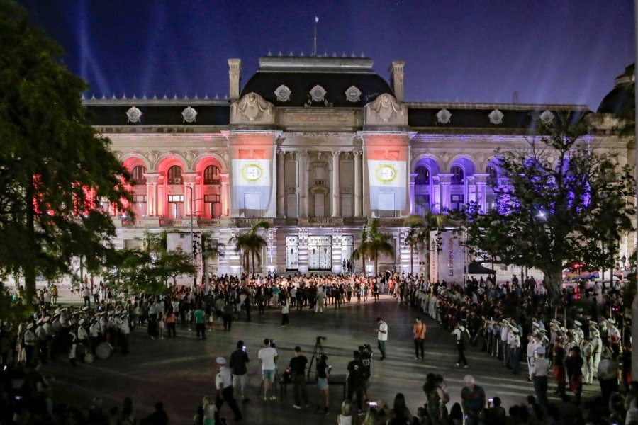 Un mapping sobre la fachada de Casa de Gobierno, a cargo del artista Javier Manso, fue la "frutilla del postre" de la "Semana Invencible". (FOTO SCS)