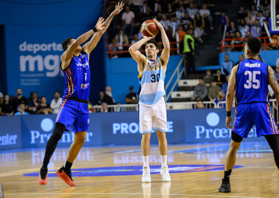 LUCIO REDIVO.Aportó 5 puntos en el triunfo argentino.
