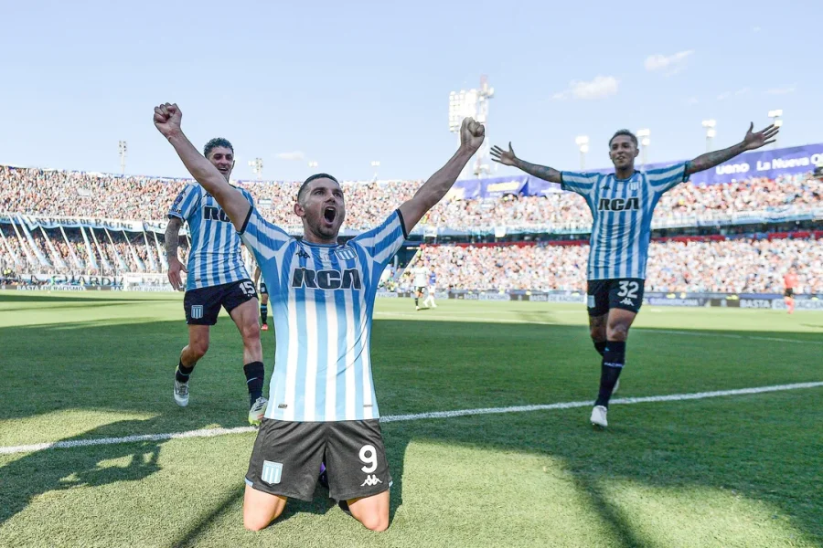 MARAVILLA MARTÍNEZ CELEBRA UNO DE LOS GOLES DE RACING CAMPEÓN