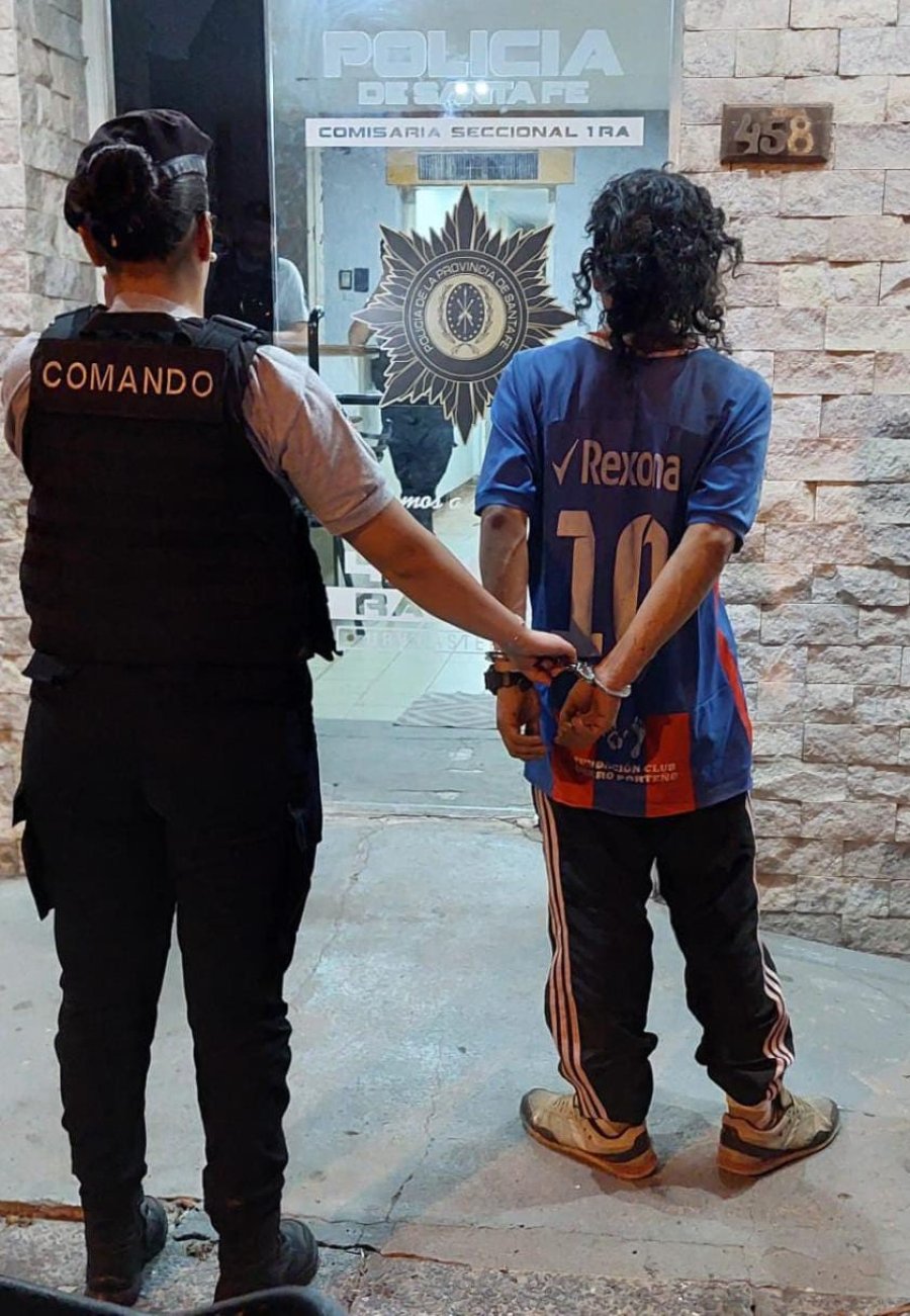 Rompió el vidrio de una camioneta para robar. Fue detenido y alojado en la Alcaidía.