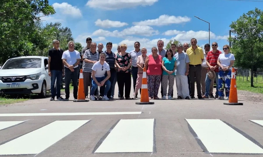 Las autoridades presenciando el inicio de obra.