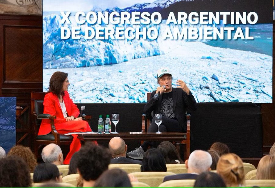 El m&uacute;sico Charly Alberti durante el conversatorio "Desaf&iacute;os del Cambio Clim&aacute;tico". (FOTO INFOBAE)