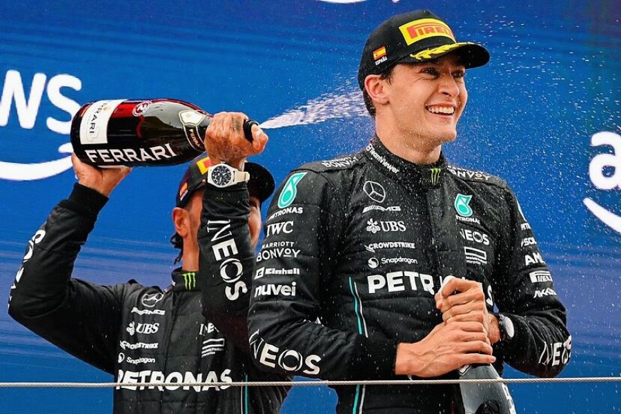 George Russell y Lewis Hamilton en el podio del Gran Premio de Las Vegas.