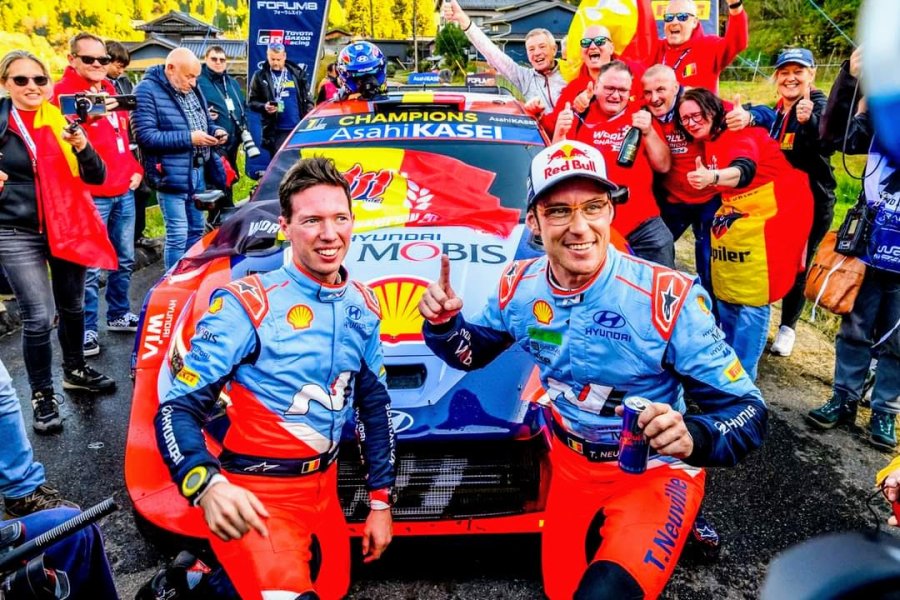 Martjin Wudaghe y Thierry Neuville festejan el t&iacute;tulo en el podio de Jap&oacute;n.y su copiloto Martijn Wydaghe