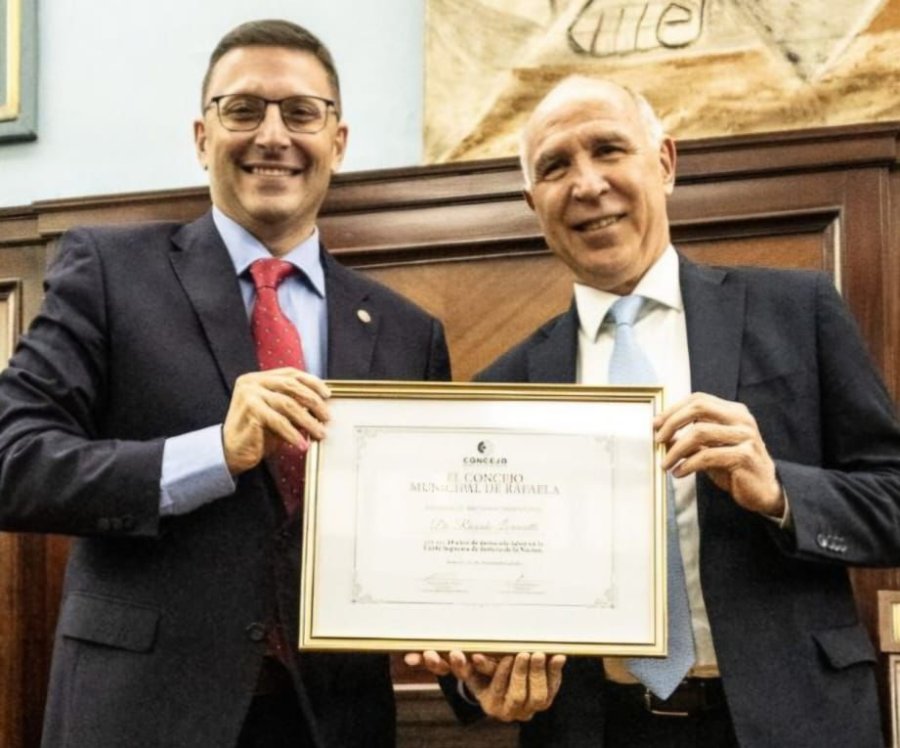 El titular del Concejo, Lisandro M&aacute;rsico, al entregar el diploma al Dr. Ricardo Lorenzetti.