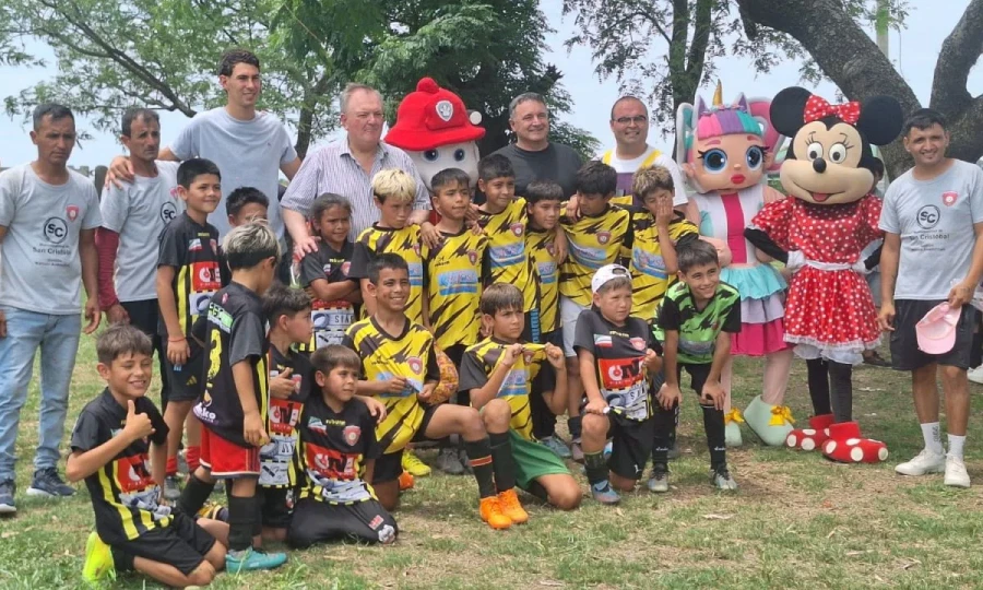 Equipo orgnizador junto a autoridades y mascotas.