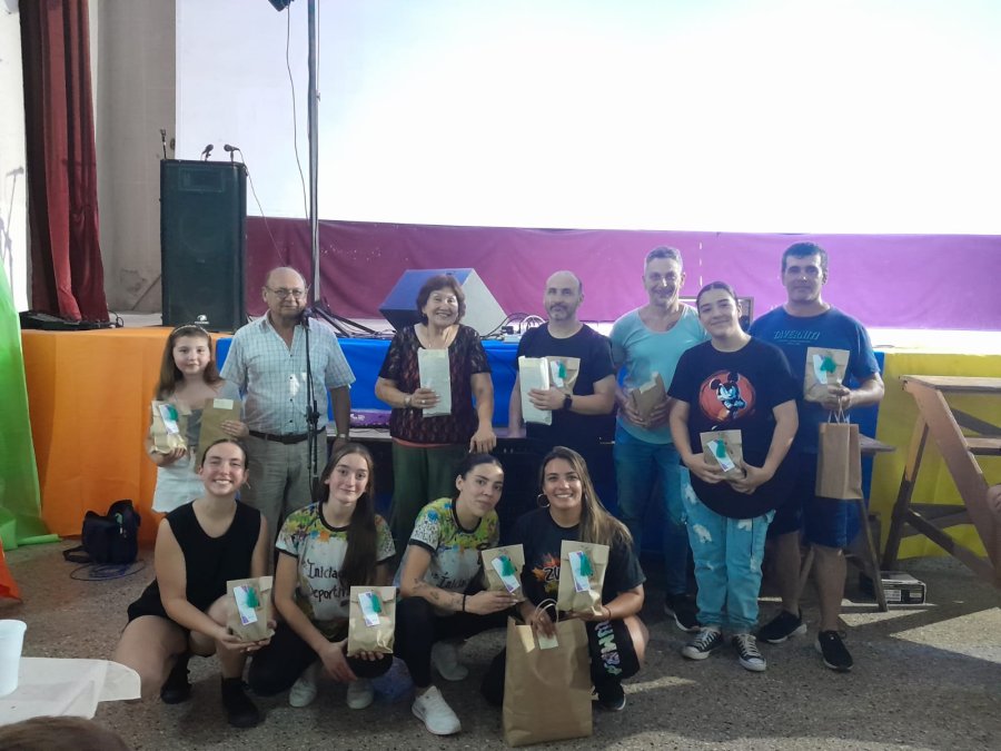 Hugo Michelini junto a talleristas.