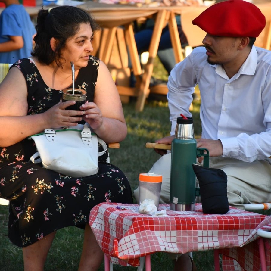 Sunchalenses disfrutando el criollísimo mate durante la realización.