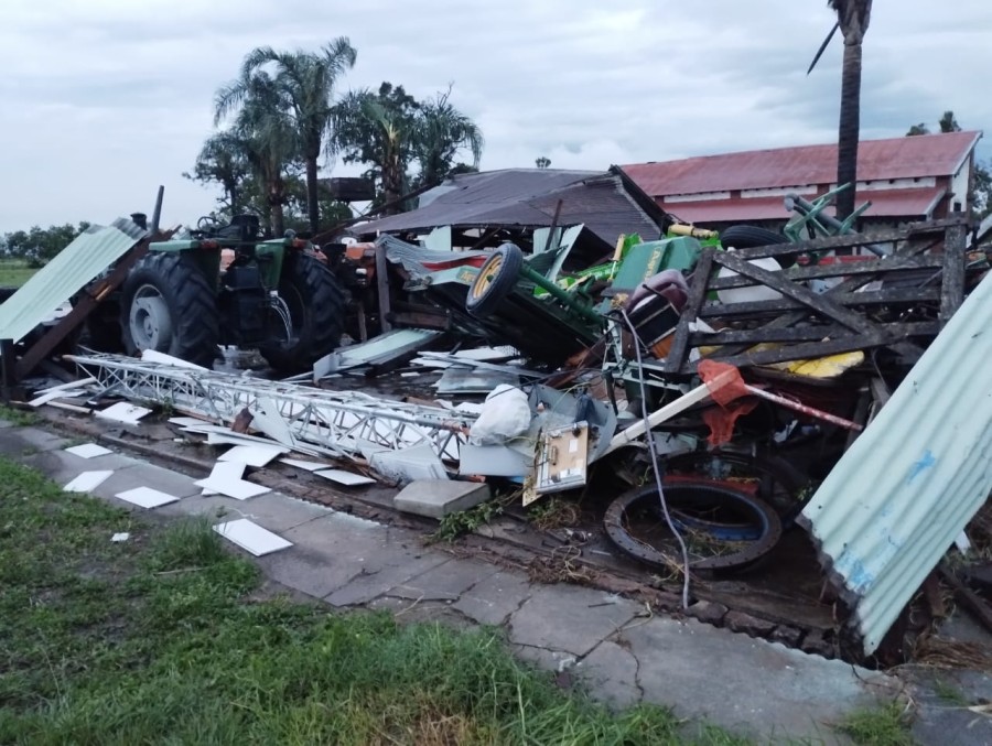 Deestrozado, así quedó el galpón del parque de maquinarias comunal.