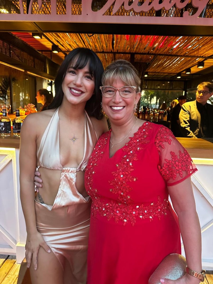 Anal&iacute;a Esparza junto a Flor Vigna