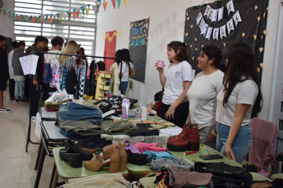 Estudiantes en uno de los stand de la realización.