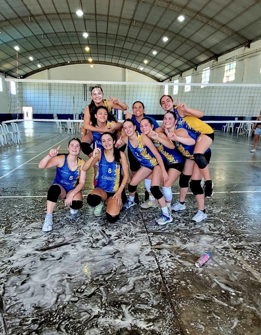 CAMPEONAS SUB 18. Las integrantes del equipo de Almagro que se consagraron en Vila.
