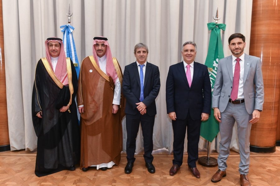 El gobernador Maximiliano Pullaro junto a su par cordob&eacute;s, Mart&iacute;n Llaryora, el ministro de Econom&iacute;a de la Naci&oacute;n, Luis Caputo y representantes del Fondo Saud&iacute;, la semana pasada en Buenos Aires. (FOTO SCS)