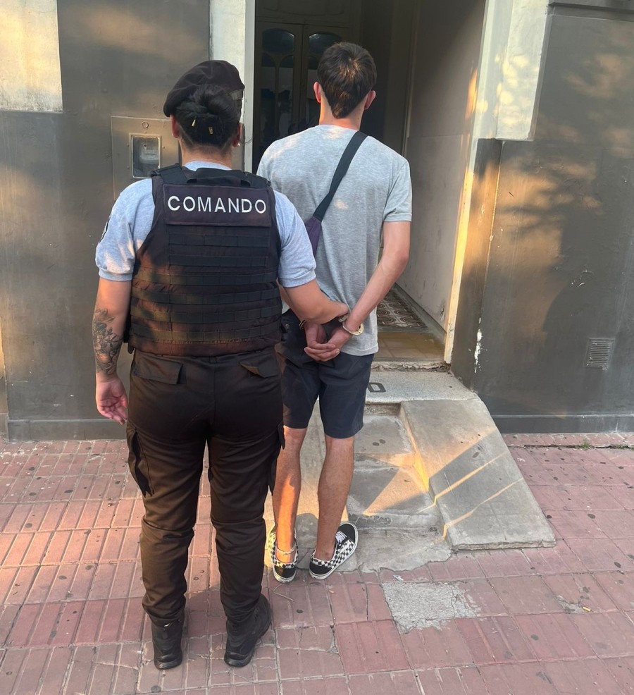 El joven desoyó la orden policial y se dio a la fuga por Av. Fanti. A las dos cuadras fue aprehendido.
