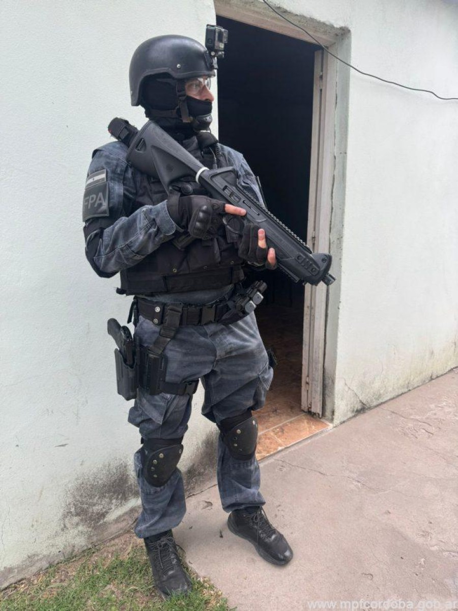 Efectivos de la Fuerza Policial Antinarcotráfico llevaron a cabo dos allanamientos en la ciudad de Arroyito, logrando la detención de una pareja.