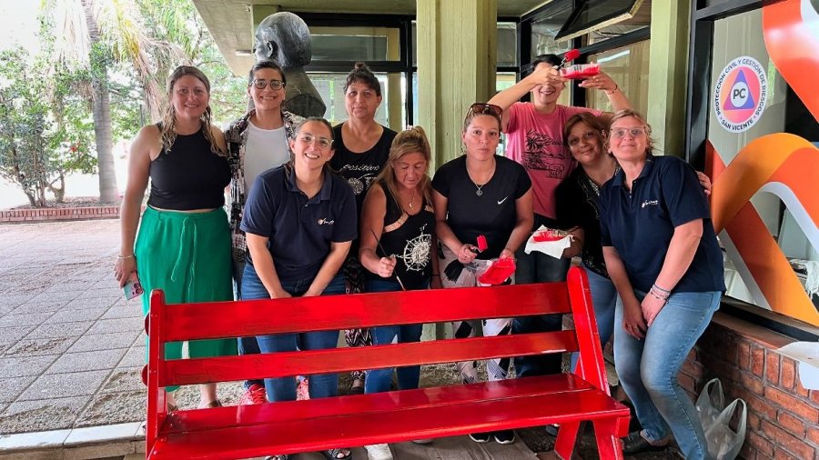 El bnco rojo en la terminal de ómnibus.