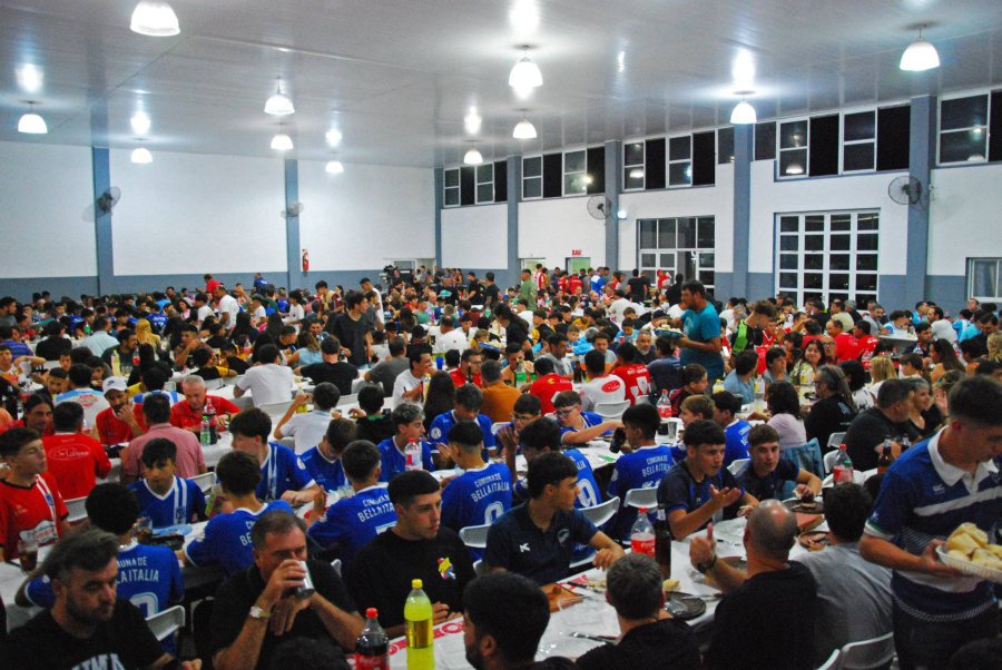 UNA MULTITUD EN LA GRAN NOCHE CENA ENTREGA DE PREMIOS 2024 DE INFERIORES E INFANTILES DE LRF