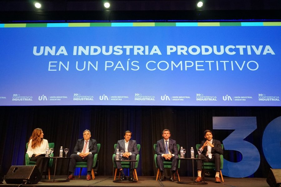 La periodista Carolina Amoroso junto a los gobernadores de C&oacute;rdoba, Mart&iacute;n Llaryora, de San Juan, Marcelo Orrego, de Jujuy, Carlos Sadir y de Santa Fe, Maximiliano Pullaro.