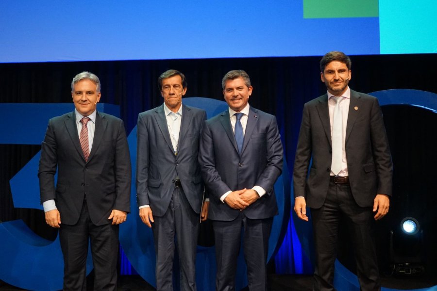 Mart&iacute;n Llaryora, Carlos Sadir, Marcelo Orrego y Maximiliano Pullaro en la 30&deg; Conferencia de la UIA en Buenos Aires. (FOTO SCS)