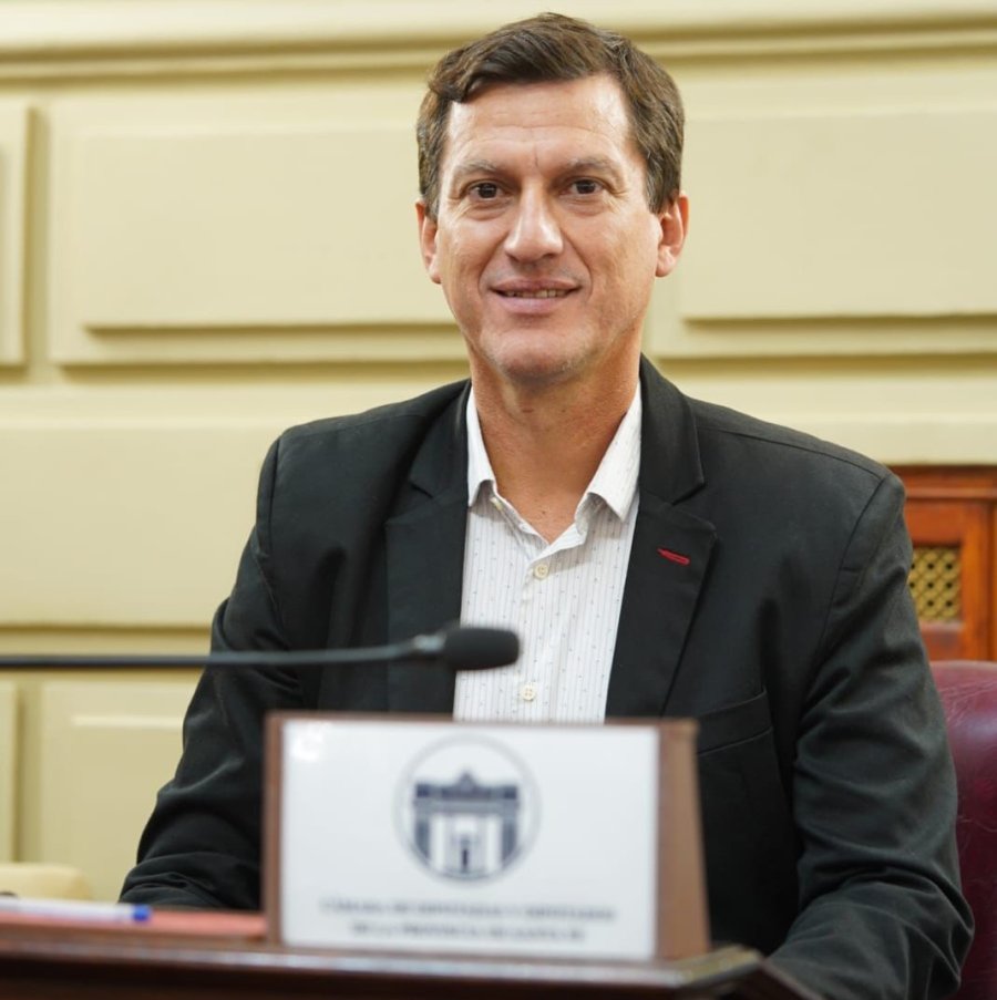 Juan Arga&ntilde;araz sali&oacute; con los tapones de punta contra el gobernador, Maximiliano Pullaro, y el actual partido de gobierno.