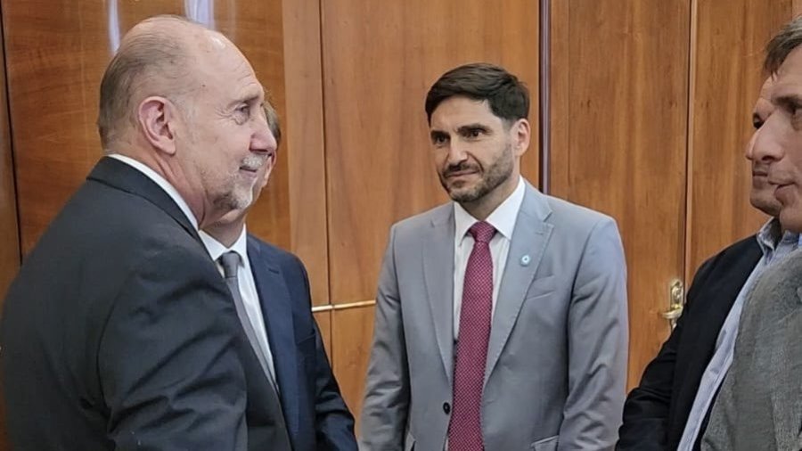 Omar Perotti y Maximiliano Pullaro, el mi&eacute;rcoles pasado en el Ministerio de Econom&iacute;a de la Naci&oacute;n en el acto de firma de la garant&iacute;a por el cr&eacute;dito del Fondo Saud&iacute; para el acueducto biprovincial.
