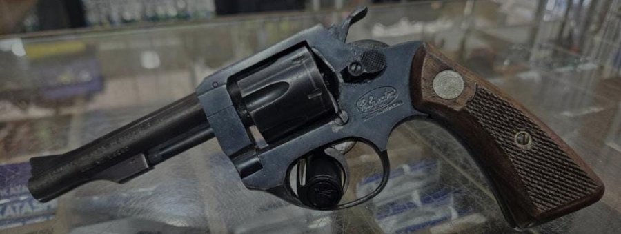 El revólver calibre .22 cargado con 8 cartuchos que portaba la mujer aprehendida.