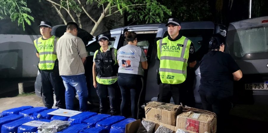 El operativo terminó con la detención de tres personas y el secuestro de la droga.