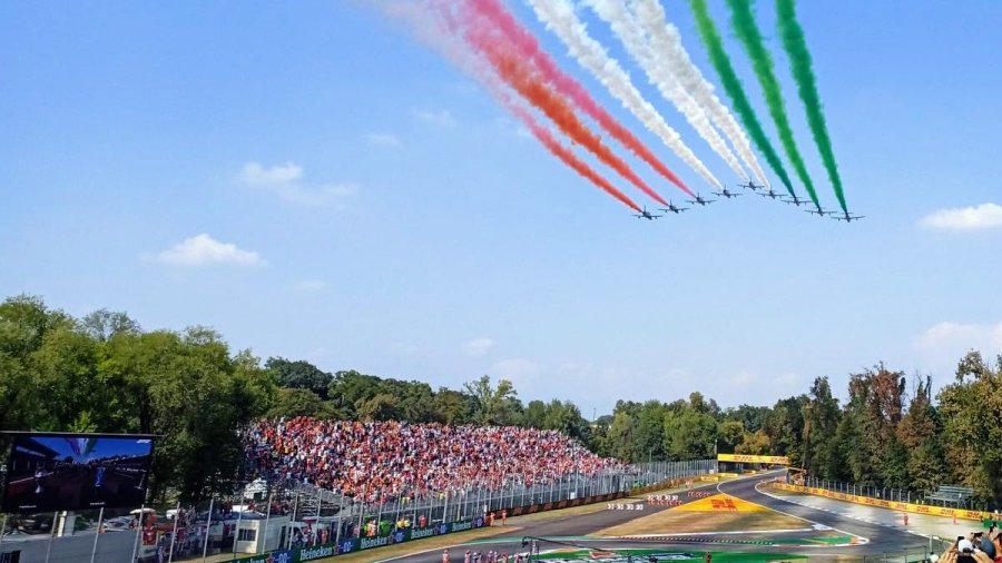 Los aviones dibujan la bandera italiana en el cielo de Monza.