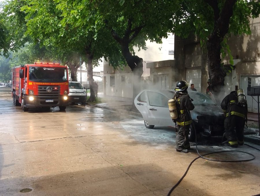 Los Bomberos sofocaron el incendio desatado en un remís Fiat Palio.