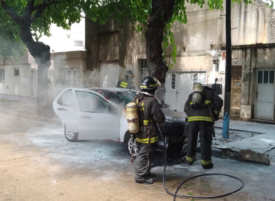 <i>Los bomberos procedieron a la extinci&oacute;n del foco, enfriamiento, cierre del tubo de GNC y desconexi&oacute;n de la bater&iacute;a.</i>