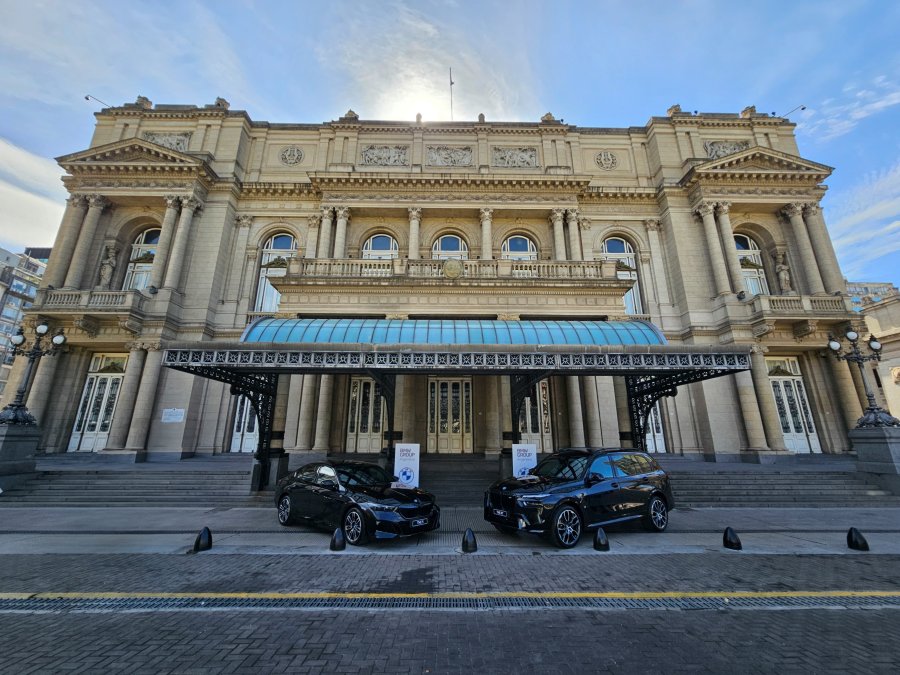 La variante 550e xDrive ofrece el clásico placer de conducir con sus modos híbrido, eléctrico y a combustión.