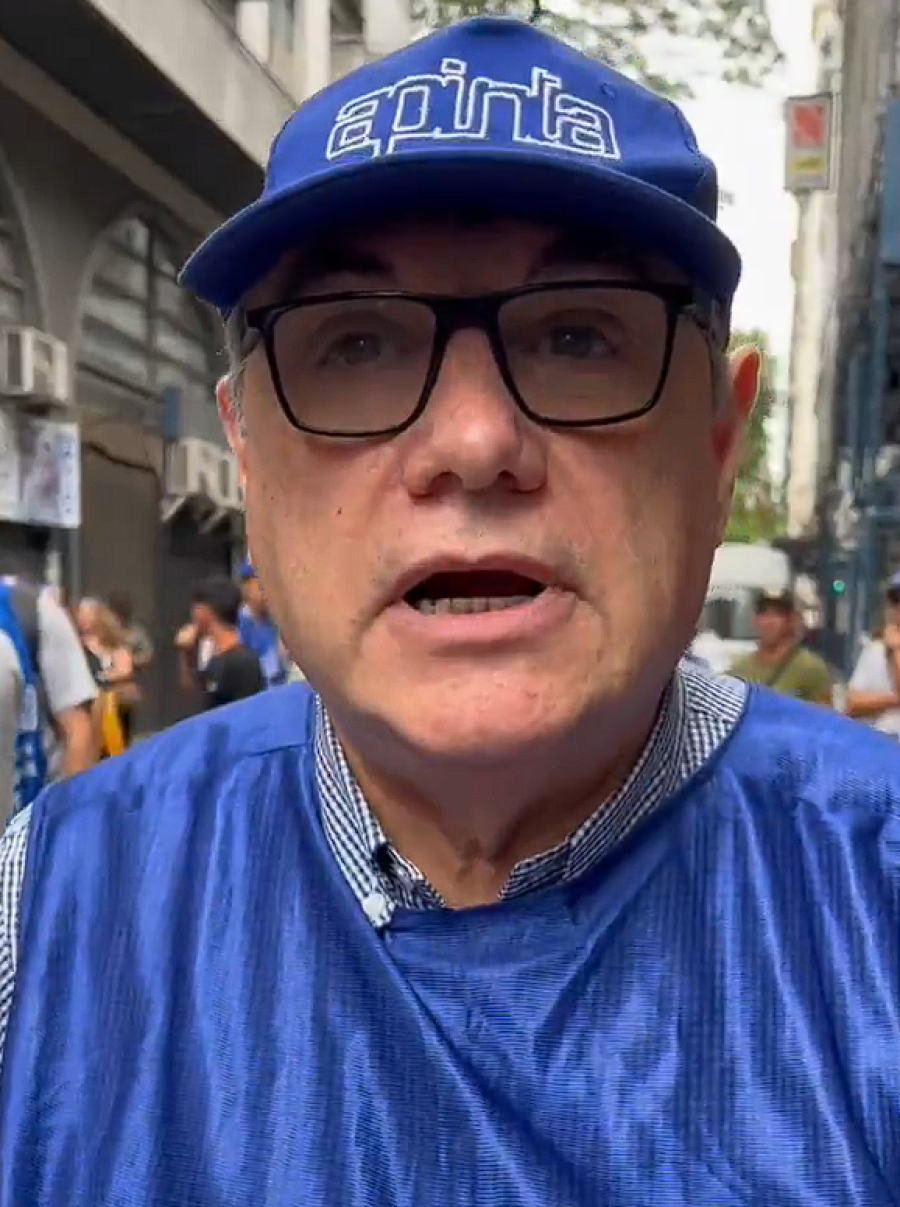 RECLAMO. Mario Romero, secretario general de APINTA, encabezó ayer la movilización de protesta.