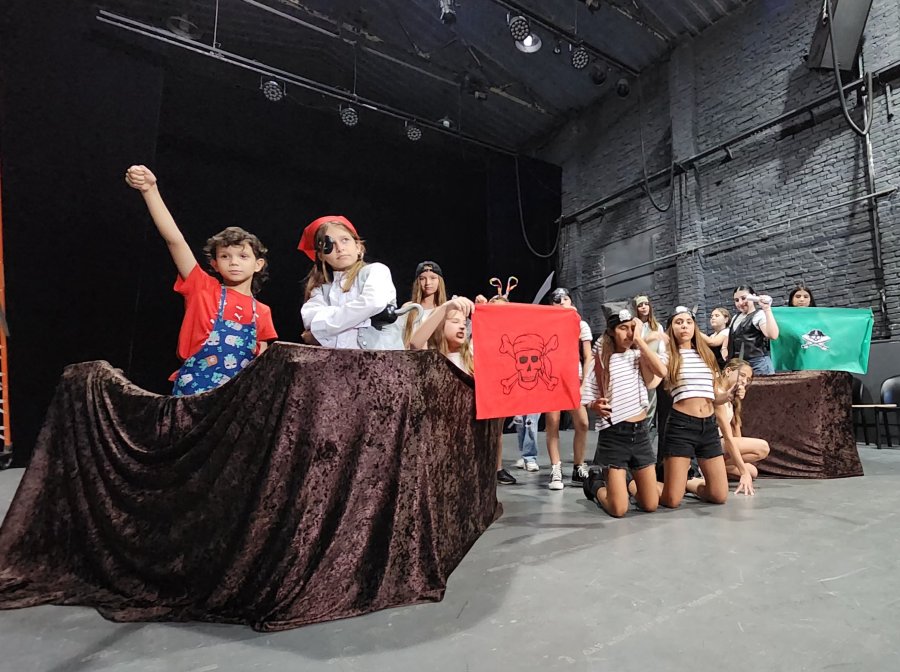 TALLERES DE TEATRO. Los alumnos muestran todo lo aprendido durante el a&ntilde;o.
