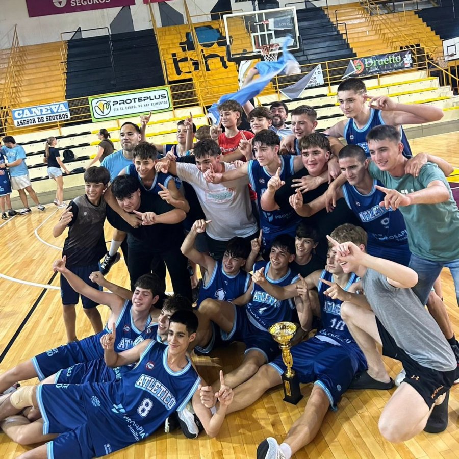 FESTEJOS. Los juveniles celestes ganaron el título en el Hogar de los Tigres.