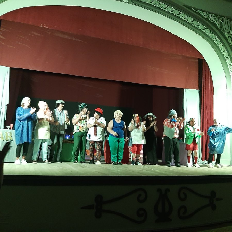 Escenario de Kadima: el elenco en el saludo final.